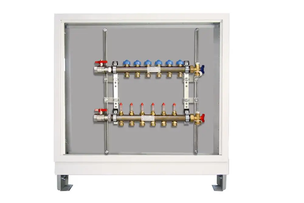 Verteilerstation mit Kugelhähnen in einem weißen Schrank. Für Heizungsanwendungen, hergestellt von Roth. Sichtbare Rohre und Anschlüsse für Wasserversorgung.